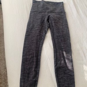 Lululemon- Wunder Under Gray pattern Size 4 28”